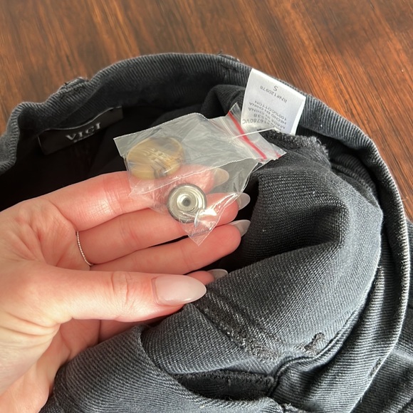 NEW VICI Pocketed Denim Cargo Pants - Picture 11 of 11